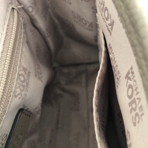 Michael Kors Crossbady Bag - Picture 8 of 9